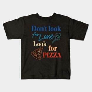 Pizza lover. Don't look for love look for pizza. Kids T-Shirt